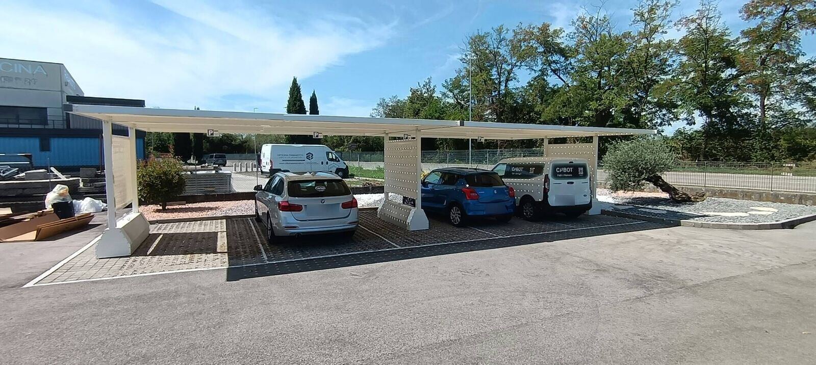 Copertura KopriAuto in acciaio e PVC con pannelli laterali