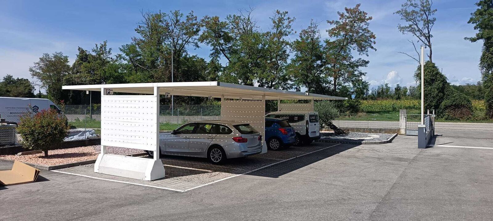 Pensilina KopriAuto in un parcheggio aziendale