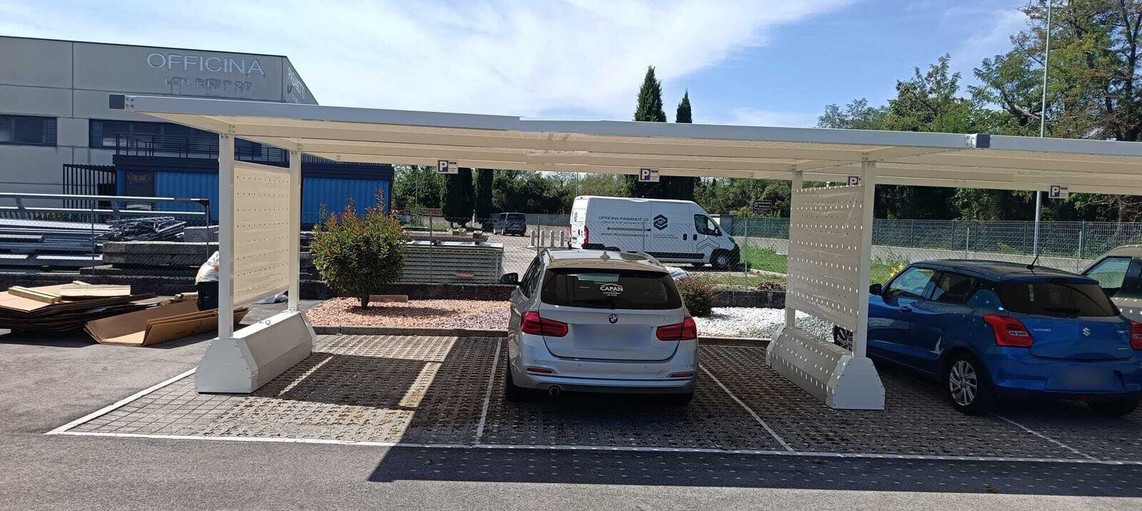 Pensilina KopriAuto in acciaio e PVC con due posti auto coperti