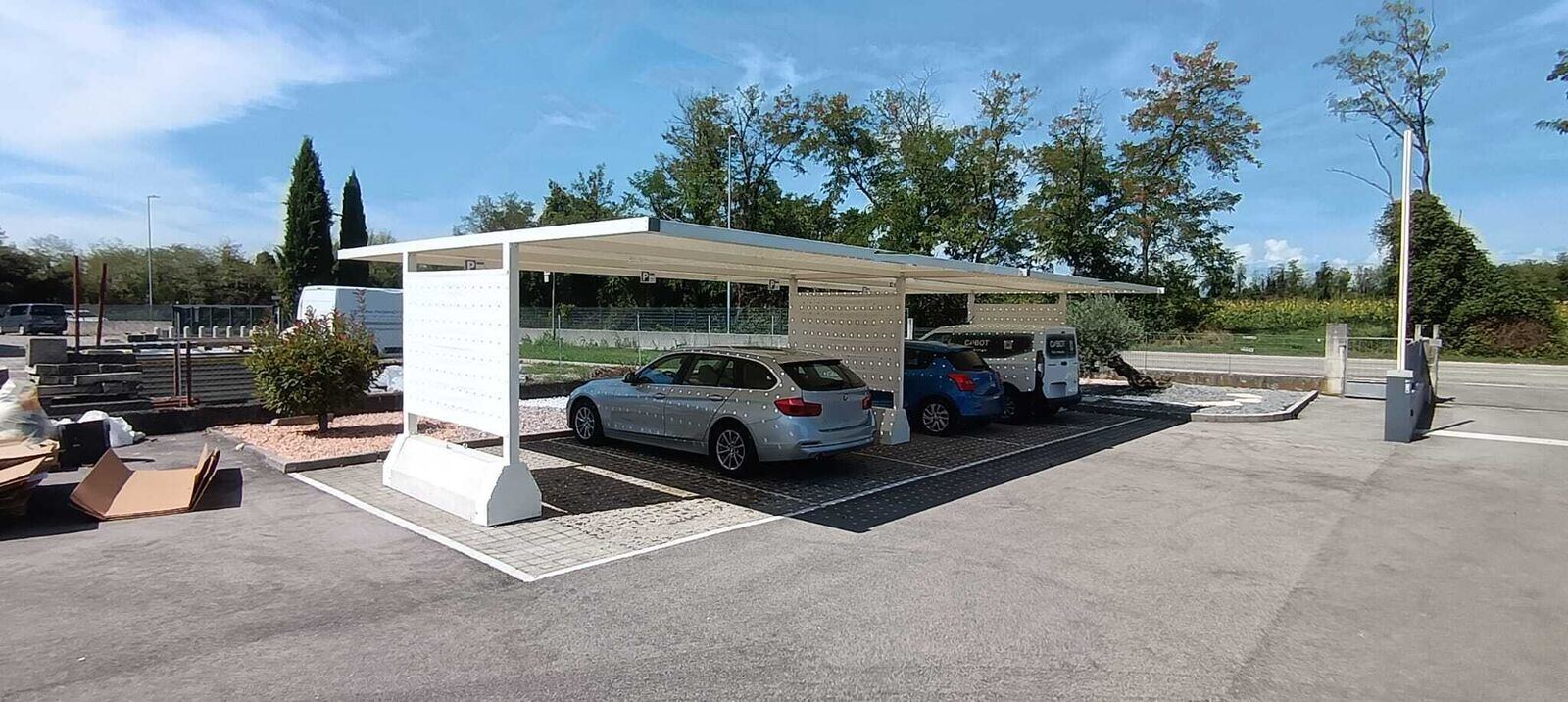 Pensilina KopriAuto con tre posti auto coperti in un parcheggio aziendale