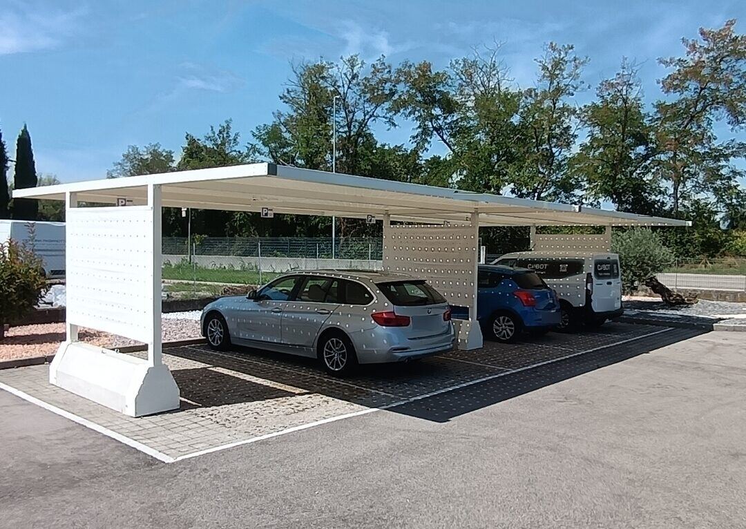 Vista laterale della pensilina KopriAuto